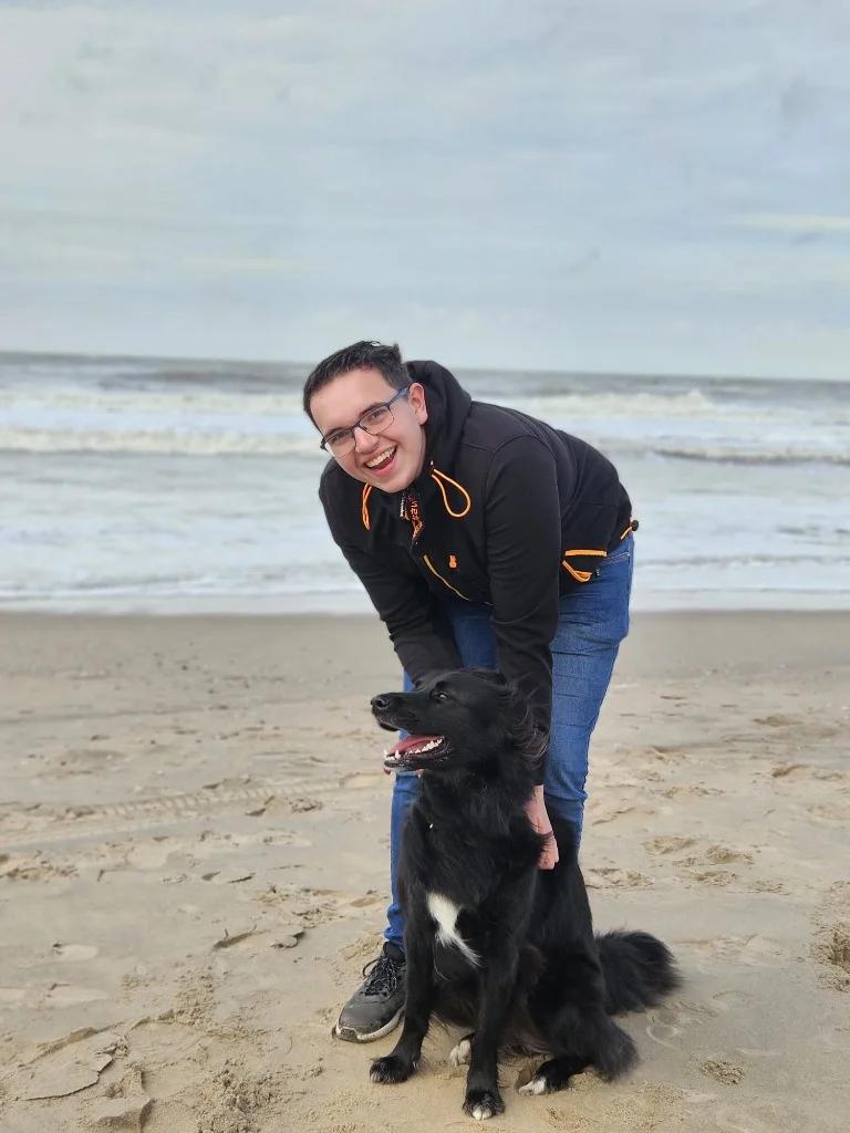 Quinn, oprichter van Thuisgefixt, buiten met zijn hond.